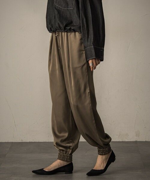 MAYSON GREY/メイソングレイ 【WEB限定】サテンジョガーパンツ≪手洗い可能≫ ブラウン M MAYSON GREY/メイソングレイ 【WEB限定】サテンジョガーパンツ≪手洗い可能≫ ブラウン M