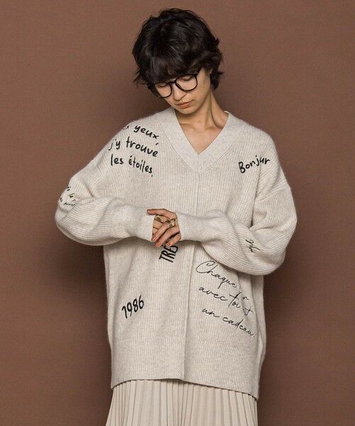 MAYSON GREY / メイソングレイ ニット・セーター | メッセージ刺繍Vネックニットプルオーバー≪手洗い可能≫ | 詳細1