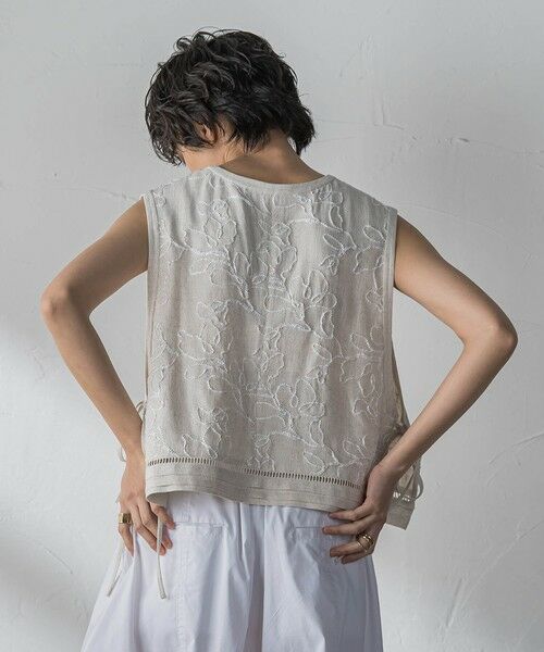 MAYSON GREY / メイソングレイ ダウンジャケット・ベスト | ボタニカル刺繍サイドリボンショートベスト | 詳細2