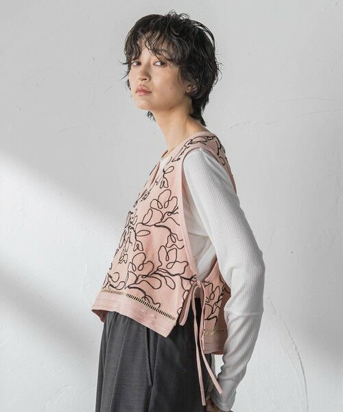 MAYSON GREY / メイソングレイ ダウンジャケット・ベスト | ボタニカル刺繍サイドリボンショートベスト | 詳細14