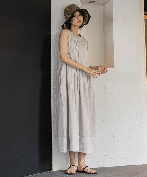 MAYSON GREY / メイソングレイ ロング・マキシ丈ワンピース | エアリーボイルタックノースリーブワンピース（ベージュ）