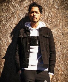 MEN'S BIGI / メンズビギ スウェット | 【JUST PLAY】半ラバープリント＋エンボス加工プルオーバーパーカ