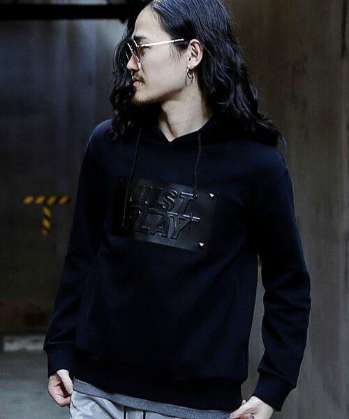 MEN'S BIGI / メンズビギ スウェット | 【JUST PLAY】半ラバープリント＋エンボス加工プルオーバーパーカ | 詳細26