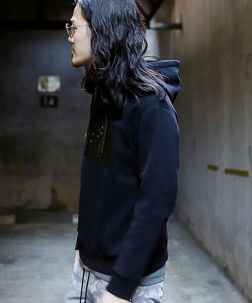 MEN'S BIGI / メンズビギ スウェット | 【JUST PLAY】半ラバープリント＋エンボス加工プルオーバーパーカ | 詳細27