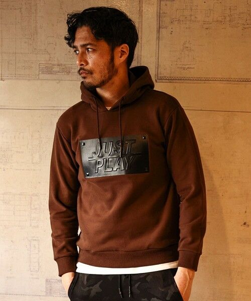 MEN'S BIGI / メンズビギ スウェット | 【JUST PLAY】半ラバープリント＋エンボス加工プルオーバーパーカ（ブラウン）