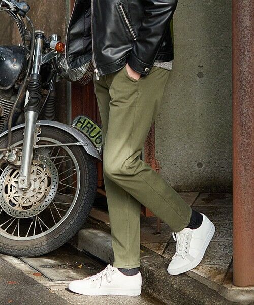 MEN'S BIGI / メンズビギ チノ・ワークパンツ | 360度ストレッチテーパードスリムパンツ/カラーパンツ（カーキ）