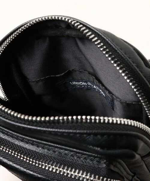 MEN'S BIGI / メンズビギ ショルダーバッグ | メタルZIP仕様 サフィアーノフェイクレザー 縦型 ミニショルダーバッグ | 詳細10