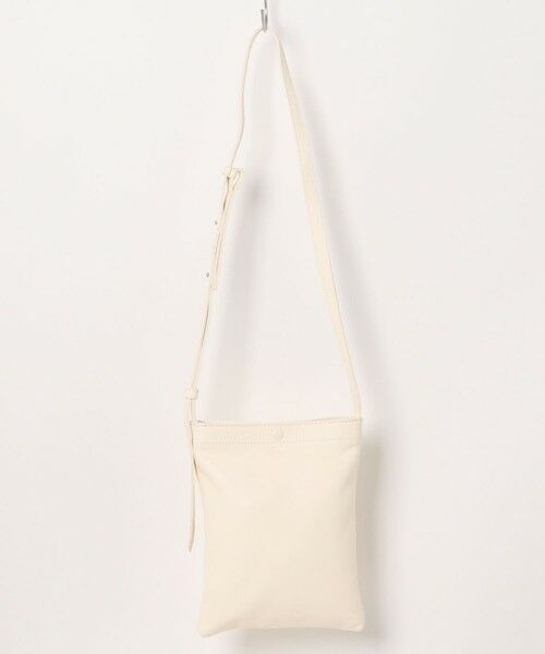 MEN'S BIGI / メンズビギ ショルダーバッグ | <SEEKER / シーカー>シュリンクレザー 縦型サコッシュ（オフホワイト）