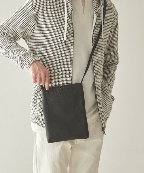 MEN'S BIGI / メンズビギ ショルダーバッグ | <SEEKER / シーカー>シュリンクレザー 縦型サコッシュ | 詳細4