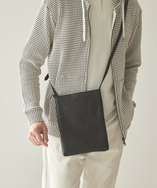 MEN'S BIGI / メンズビギ ショルダーバッグ | <SEEKER / シーカー>シュリンクレザー 縦型サコッシュ（ブラック）