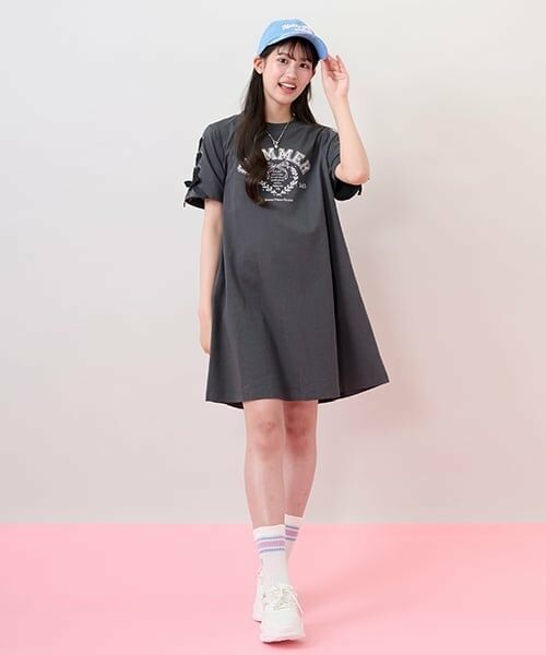 mezzo piano junior / メゾピアノジュニア ミニ丈・ひざ丈ワンピース | 【接触冷感】リボンカレッジロゴTシャツワンピース（チャコール）