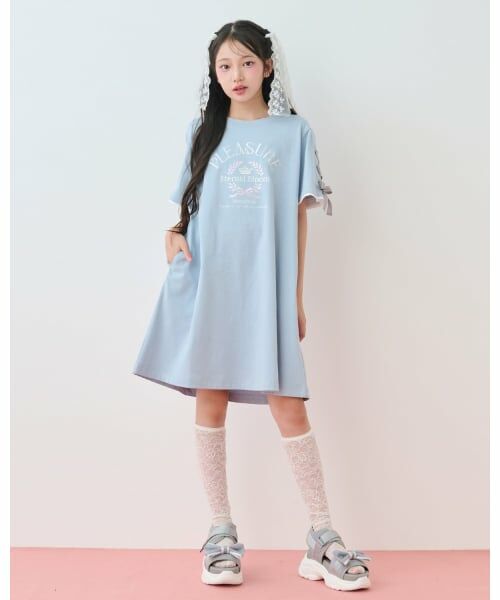 mezzo piano junior / メゾピアノジュニア ミニ丈・ひざ丈ワンピース | 【接触冷感・吸水速乾】カレッジロゴTシャツワンピ(サックス)