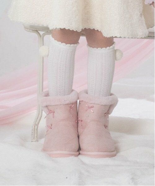 mezzo piano / メゾピアノ ブーツ（ショート丈） | ビジューリボン　ムートン風ブーツ（ピンク）