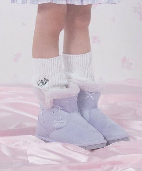 mezzo piano / メゾピアノ ブーツ（ショート丈） | ビジューリボン　ムートン風ブーツ（ラベンダー）