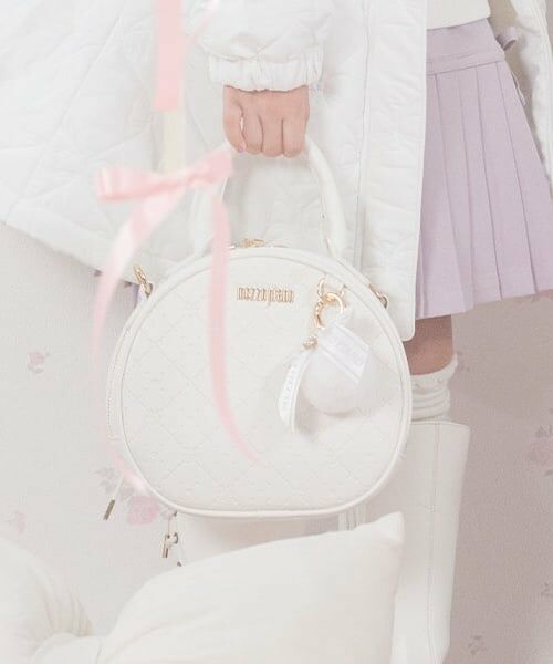 mezzo piano / メゾピアノ ショルダーバッグ | モノグラム柄型押し　ラウンドバッグ（オフ ホワイト）