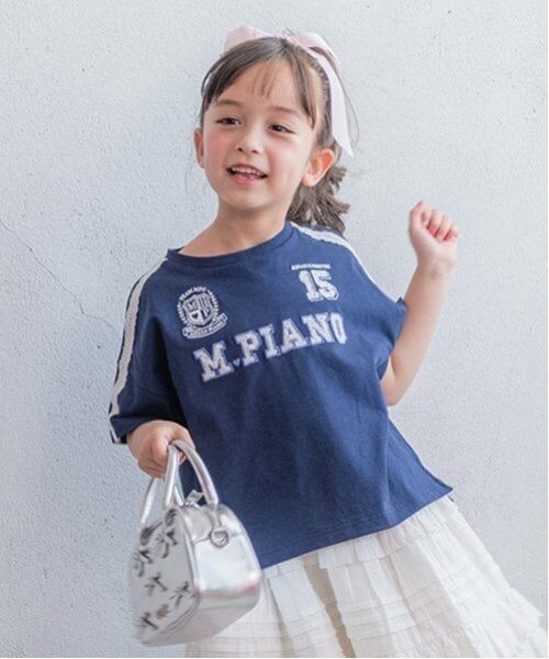 mezzo piano / メゾピアノ Tシャツ | レースロゴアップリケ　袖ラインTシャツ（紺）