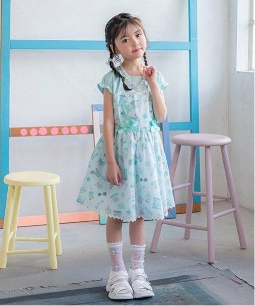 mezzo piano / メゾピアノ ミニ丈・ひざ丈ワンピース | ステッカー総柄　ドッキングワンピース（グリーン）