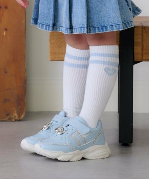 mezzo piano / メゾピアノ スニーカー | チャームつきベルクロスニーカー(サックス)