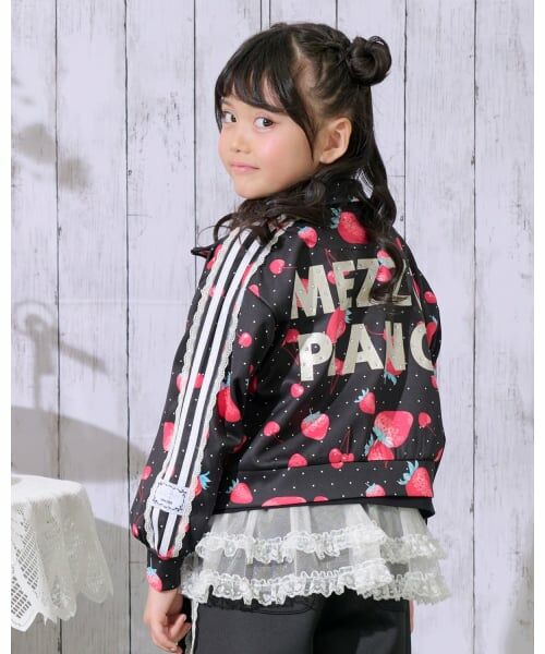 mezzo piano / メゾピアノ スウェット | イチゴチェリー柄　袖レースラインジャージ（黒）
