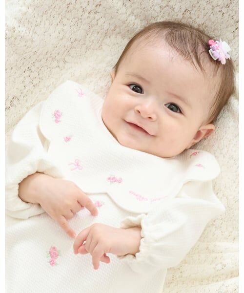 mezzo piano / メゾピアノ スタイ・ビブ | バラ刺繍　スカラップスタイ（オフ ホワイト）