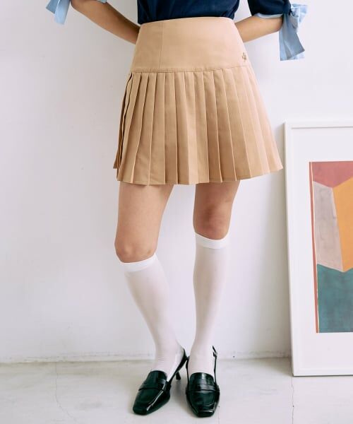 Mi-je / ミジェ ミニ・ひざ丈スカート | ロゴプレートプリーツスカート【韓国ファッション】（ベージュ）