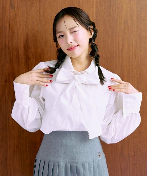 Mi-je / ミジェ シャツ・ブラウス | ボウタイロゴ刺しゅうシャツ【韓国ファッション】（オフ ホワイト）