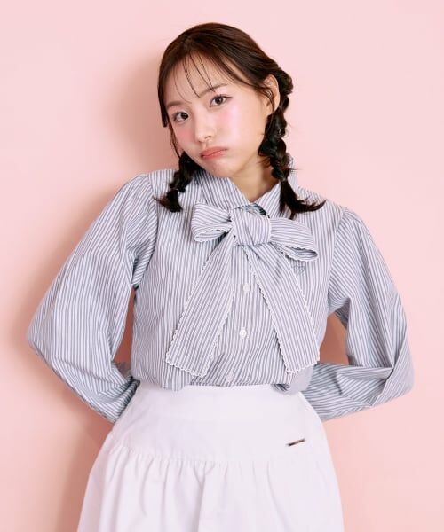 Mi-je / ミジェ シャツ・ブラウス | ボウタイロゴ刺しゅうシャツ【韓国ファッション】（ストライプ）