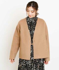 ◆上質素材のライトコート◆<br><br>＜デザイン・パターン＞<br>すっきりとした衿元のノーカラーアウター。ボトムを選ばない汎用性の高いショート丈。ジャケットとコートの中間の、ほどよいサイズ感と軽さが魅力的。袖を細く、なおかつ動きやすいように袖下にマチをいれました。ポケット袋布は身頃にまつり付けてあり、着用時に気になることはありません。40サイズは限定店舗展開です。<br><br>＜素材＞<br>たて糸にSuper110´s、よこ糸にSuper140´sの紡毛糸を使用した二重織の高級コート素材。超細番手の糸を使用した素材ならではの上品な発色・軽さ・暖かさが特徴です。素材の持つ適度なハリコシが、立体的な美シルエットを保ってくれます。<br><br>＜着こなしポイント＞<br>スカートやクロップパンツ、足元はブーツを合せて、上から気軽に羽織れば冬のコートスタイルが完成。同素材Pコート【FMUAP51430】もご用意いたしております。<br><br>---------------------------------<br>・透け感：なし<br>・布地の厚さ：ふつう<br>・裏地：なし<br>・伸縮性：なし<br>・ポケットあり<br>-----------------------------<br><br>※環境により、色味が多少異なる場合がございます。予めご了承ください。商品の色味は、詳細画像をご参照ください。