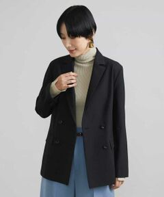 ◆羽織るだけでこなれ感の出る、ライトなダブルブレストジャケット◆<br><br>＜デザイン・パターン＞<br>肩パットなし、ゆき線なしで、軽く仕立てたダブルブレストのジャケット。裏地は背抜きでロングシーズン着用可能。ボタンの感覚も広すぎずすっきり見える設計に。合わせやすいブラックと、チェック柄の2パターンでご用意いたしております。40サイズは限定店舗展開です。<br><br>＜素材＞<br>梳毛引きにより細番の糸を使用したシーズンレスに使えるライトウェイトのスーツ素材。タテヨコにストレッチ性を持ちノンストレスな着心地が特徴です。しわになりにくいのも嬉しいポイント。<br><br>＜着こなしポイント＞<br>シンプルなハイネックニットに羽織るだけでこなれ感のある着こなしに。パンツでもスカートでも合わせやすい丈感です。<br><br>---------------------------------<br>・透け感：なし<br>・裏地：あり（背抜き）<br>・伸縮性：ややあり<br>・光沢感：なし<br>・生地の厚さ：普通<br>・あき：前ボタン<br>・ポケット：あり<br>・ケア方法：ドライクリーニング<br>-----------------------------<br><br>モデル（ショートカット）身長：166cm/着用サイズ：M<br>モデル（ショートボブ）身長：171cm/着用サイズ：M※照明や日光などの撮影環境により、色味が異なる場合がございます。予めご了承ください。商品の色味は、詳細画像をご参照ください。<br><br>MICHEL KLEIN（ミッシェルクラン）は、“シンプルとオリジナリティ”　“ベーシックとトレンド” 巧みなバランスで自分らしさを表現し、ファッションを楽しむ。そんな洗練された大人の女性が求める スタイリッシュで着心地の良い服を提案するパリ発信ブランドです。<br><br>《お気に入り登録》でお得な情報をお届け<br>再入荷通知や残りわずか、お得なプライスダウンの情報をお受け取りいただけます。