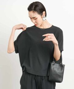 ◆ヴィンテージライクなこなれ感のあるトレンド素材◆<br><br>＜デザイン・パターン＞<br>シンプルなTブラウスはセットアップはもちろん、単品としても使い勝手の良い汎用性の高いアイテム。40サイズは限定店舗展開です。<br><br>＜素材＞<br>モダールとリサイクルポリエステルを使用した程よい落ち感とパウダリーなタッチが特徴。最終段階でサンドウォッシュ加工を施すことでヴィンテージライクな“こなれ感”があるトレンド素材。<br><br>＜着こなしポイント＞<br>同素材のパンツ［FMLGA09250］とセットアップで着用可能。セットアップでお仕事やお食事会、フォーマルシーンなどのきれいめにも。ボトムスを選ばないショート丈はプリントスカートと合わせて華やかに。デニムなどのカジュアルボトムスに合わせるのもおすすめ。同素材のノースリーブブラウス［FMBGA09210］もご用意しております。<br><br>---------------------------------<br>・透け感：なし<br>・裏地：なし<br>・伸縮性：ややあり<br>・光沢感：なし<br>・生地の厚さ：うすい<br>・あき：後ろボタン<br>・ケア方法：洗える<br>-----------------------------<br>モデル（ショートボブ）身長：171cm/着用サイズ：M<br>※照明や日光などの撮影環境により、色味が異なる場合がございます。予めご了承ください。商品の色味は、詳細画像をご参照ください。<br><br>MICHEL KLEIN（ミッシェルクラン）は、“シンプルとオリジナリティ”　“ベーシックとトレンド” 巧みなバランスで自分らしさを表現し、ファッションを楽しむ。そんな洗練された大人の女性が求める スタイリッシュで着心地の良い服を提案するパリ発信ブランドです。<br><br>《お気に入り登録》でお得な情報をお届け<br>再入荷通知や残りわずか、お得なプライスダウンの情報をお受け取りいただけます。