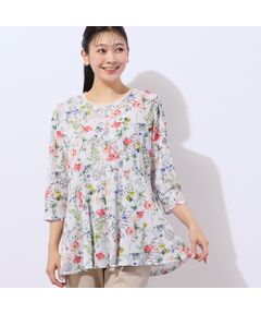 ■商品紹介■<br><b>【大きいサイズ】【L/LL/3Lサイズ】【洗える】</b><br><font color='#0063B1'>◆スタイルがぱっと華やぐボタニカル柄のカットソー◆</font><br><br>春を運んできてくれるボタニカル柄のチュニックです。<br>色とりどりの草花に、ロゴをミックスした雰囲気たっぷりの柄が目を惹きますね。<br>コーディネートの主役になってくれる、女性心をくすぐるアイテムです。<br><br>裾にフレアをたっぷりと入れたドラマティックなシルエット。<br>気になるお腹周りをふんわりとカバーします。<br><br>襟ぐりはチュールで切り替え涼し気に仕上げました。<br><br>・日本製<br>・手洗い可<br><br>【モデル身長175cm】<br><br><br>■コーディネート■<br>パンツスタイルを女性らしく楽しめる柄チュニック。<br>一枚でも素敵ですが、ジレやシャツを羽織っても華やぎます。<br><br>同柄でシルクストールも展開しております<br>シルクストール…製品品番21162501<br><br><br>■商品特性■<br>素材の厚さ：やや薄い<br>素材の透け感：やや透ける<br>素材の光沢：光沢がない<br>素材の伸縮性：ある<br>袖丈：7分袖<br>柄位置：商品によって異なる可能性あり<br><br><br>■コンセプト■<br>様々なシーンに合わせてセレクトできるトータルコーディネートブランド。<br>アクティブなライフスタイルを楽しむＬサイズミセスに、エレガントかつ旬なスタイリングをご提案します。<br>＊撮影環境により光の当たり具合で色味が違って見える場合があります。<br>＊商品画像はサンプルのため、色味やサイズ、プリント位置、仕様などに変更がある場合があります。<br>＊取扱い表示をご確認の上、着用をお願いします。<BR>