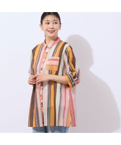 ■商品紹介■<br><b>【大きいサイズ】【L/LL/3Lサイズ】【洗える】</b><br><font color='#0063B1'>◆目を惹くカラフルな柄シャツで夏のお洒落を満喫！◆</font><br><br>薄手でソフトな風合いの綿ローンのシャツです。<br>透け感のある涼し気な素材に、カラフルなマルチストライプ柄をプリントしました。<br>とても軽い着用感で春夏の羽織りとして活躍してくれます。<br><br>一枚でオシャレ度がぐっと上がる柄シャツです。<br>縦柄なのでスッキリとした印象で、ヒップラインが隠れる安心感のある着丈も魅力。<br>裾にはスリットがあるので、ロング丈でも重くなり過ぎません。<br><br>パンツスタイルの主役になってくれる、一枚で着映えする柄シャツです。<br><br>・手洗い可<br><br>【モデル身長175cm】<br><br><b>※オレンジの3Lサイズはオンラインショップ限定です<br>※ブルーの3Lサイズは一部店舗とオンラインショップ限定です<br></b><br><br>■コーディネート■<br>Tシャツやタンクトップの羽織りとして着まわせます。<br>ボタンを留めてシャツチュニック風に着ても素敵です。<br>日差しに映える美しい柄シャツなら夏のお出かけもぐっと楽しくなりそうですね。<br><br>■商品特性■<br>素材の厚さ：薄い<br>素材の透け感：やや透ける<br>素材の光沢：光沢がない<br>素材の伸縮性：なし<br>袖丈：7分袖<br>柄位置：商品によって異なる可能性あり<br>左胸ポケットあり<br>裾スリットあり<br><br>■コンセプト■<br>様々なシーンに合わせてセレクトできるトータルコーディネートブランド。<br>アクティブなライフスタイルを楽しむＬサイズミセスに、エレガントかつ旬なスタイリングをご提案します。<br>＊撮影環境により光の当たり具合で色味が違って見える場合があります。<br>＊商品画像はサンプルのため、色味やサイズ、プリント位置、仕様などに変更がある場合があります。<br>＊取扱い表示をご確認の上、着用をお願いします。<BR>