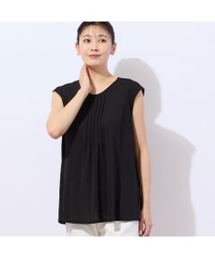 ■商品紹介■<br><b>【大きいサイズ】【L/LL/3Lサイズ】【洗える】</b><br><font color='#0063B1'>◆毎年人気！一枚でも着やすいシルエットにこだわったノースリーブトップス◆<br></font><br>薄手の鹿の子組織のトップスです。<br>軽くて涼やかな肌当たりが暑い夏にピッタリ。<br>毎年人気のシリーズで、色違いやデザイン違いで揃えたくなる優秀アイテムです。<br><br>下着が見えにくい肩幅を広めにとった人気のデザイン。<br>肩に沿うようなシルエットで一枚でも着やすいのが魅力です。<br>今年は前襟ぐりにピンタックを入れたデザイン。華奢なピンタックが縦のラインを強調し、胸元をスッキリと見せてくれます。<br><br>お腹周りをふんわりとカバーするAラインシルエットも嬉しいポイントです。<br><br>・日本製<br>・手洗い可<br><br>【モデル身長175cm】<br><br><b>※ホワイトとピンクの3Lサイズはオンラインショップ限定です</b><br><br>◆シリーズでTシャツも展開しております<br>Tシャツ…製品品番21123517<br><br><br>■コーディネート■<br>シャツやジャケットのインナーとして着まわせます。<br>透け感のあるトップスのインナーとしても重宝し、腰周りが隠れる丈なのでパンツスタイルと相性抜群です。<br><br><br><br>■商品特性■<br>素材の厚さ：やや薄い<br>素材の透け感：やや透ける<br>素材の光沢：光沢がない<br>素材の伸縮性：ある<br><br><br>■コンセプト■<br>様々なシーンに合わせてセレクトできるトータルコーディネートブランド。<br>アクティブなライフスタイルを楽しむＬサイズミセスに、エレガントかつ旬なスタイリングをご提案します。<br>＊撮影環境により光の当たり具合で色味が違って見える場合があります。<br>＊商品画像はサンプルのため、色味やサイズ、プリント位置、仕様などに変更がある場合があります。<br>＊取扱い表示をご確認の上、着用をお願いします。<BR>