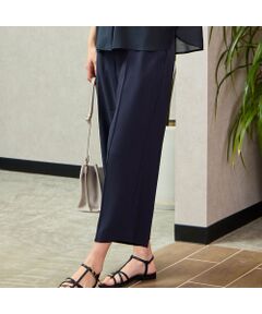 ■商品紹介■<br><b>【大きいサイズ】【L/LL/3Lサイズ】【洗える】【セットアップ対応】</b><br><font color='#0063B1'>◆心地よくキレイに見えるエレガンスワイドパンツ◆<br></font><br>つるんと滑らかな風合いのアセテート混素材を採用。<br>清涼感があり、夏のエレガンスシーンにピッタリのパンツです。<br><br>前にピンタックを入れたデザインで、足を真っすぐキレイに見せてくます。<br>腰周りはヨーク切替でスッキリとした印象に。<br>足の形がでにくいワイドシルエットで動きやすく、風通りもいいので涼やかに穿いていただけます。<br><br>・手洗い可<br><br>【モデル身長175cm】<br><br>※シリーズのブラウスとセットアップで着用可能です<br>ブラウス…製品品番21033509<br><br><br>■コーディネート■<br>同生地のブラウスとのセットアップスタイルがおすすめです。<br>程よい抜け感があり今どきのエレガンススタイルをお楽しみいただけます。<br><br>シンプルなTシャツやブラウスと合わせても品良く着こなせます。<br><br>■商品特性■<br>素材の厚さ：やや薄い<br>素材の透け感：透けない<br>素材の光沢：光沢がない<br>素材の伸縮性：ある<br>裏地仕様：裏なし<br>ウエスト仕様：総ゴム仕様（ファスナー開きあり）<br>前ポケットあり<br><br>■コンセプト■<br>様々なシーンに合わせてセレクトできるトータルコーディネートブランド。<br>アクティブなライフスタイルを楽しむＬサイズミセスに、エレガントかつ旬なスタイリングをご提案します。<br>＊撮影環境により光の当たり具合で色味が違って見える場合があります。<br>＊商品画像はサンプルのため、色味やサイズ、プリント位置、仕様などに変更がある場合があります。<br>＊取扱い表示をご確認の上、着用をお願いします。<BR>