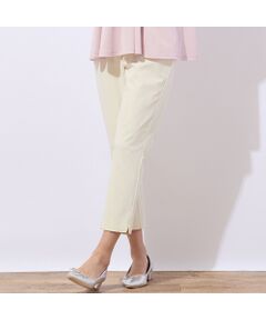 ■商品紹介■<br><b>【大きいサイズ】【L/LL/3Lサイズ】【洗える】【接触冷感】</b><br><font color='#0063B1'>◆暑い夏も涼しく快適に！スリットで足首もキレイに見えるクロップドパンツ◆<br></font><br>東レ株式会社の「クールモーション」を使用したパンツです。<br>優れた吸水・速乾性に加え、さらさらとしたクールな穿き心地が魅力の快適素材を採用しています。<br>暑い夏のお洒落に欠かせない涼感素材のパンツです。<br><br>すっぽりと穿けるウエストゴムの仕様でラクちんな穿き心地。<br>伸縮性が高いので動きやすさも抜群です。<br><br>足首が見えるクロップド丈が軽快で、丸みのあるスリットがさり気ないポイントになっています。<br><br>是非サンダルと合わせて夏のお洒落を満喫してくださいね。<br><br>・手洗い可<br><br>【モデル身長175cm】<br><br><b>※ホワイトは一部店舗とオンラインショップ限定カラーです</b><br><br><br>■コーディネート■<br>デイリーからお出かけシーンまで活躍間違いなしのクロップドパンツ。<br>Tシャツやブラウスなど様々なトップスとコーディネートしていただけます。<br><br>■商品特性■<br>素材の厚さ：やや薄い<br>素材の透け感：透けない（ホワイトのみやや透ける）<br>素材の光沢：光沢がない<br>素材の伸縮性：ある<br>裏地仕様：裏なし<br>ウエスト仕様：総ゴム仕様（ファスナー開きなし）<br>後ろポケットあり<br><br><br>■コンセプト■<br>様々なシーンに合わせてセレクトできるトータルコーディネートブランド。<br>アクティブなライフスタイルを楽しむＬサイズミセスに、エレガントかつ旬なスタイリングをご提案します。<br>＊撮影環境により光の当たり具合で色味が違って見える場合があります。<br>＊商品画像はサンプルのため、色味やサイズ、プリント位置、仕様などに変更がある場合があります。<br>＊取扱い表示をご確認の上、着用をお願いします。<BR>