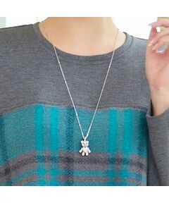 ■商品紹介■<br><font color='#0063B1'>◆手足がゆらゆら動く♪輝くクマちゃんネックレス◆<br></font><br>ころんとした立体的なクマちゃんのネックレスが新登場。<br>なんと胴体はハートになっています！<br>手や足部分がゆらゆらと揺れる仕様となっており、小さいながらも存在感たっぷりの一本。<br>ガラスパーツを敷き詰めた煌めき感で胸元を華やかに演出してくれます。<br><br>大人の遊び心を感じるネックレスをぜひお楽しみください。<br><br>【モデル身長165cm】<br><br><b>※こちらは一部店舗とオンラインショップの限定商品です<br></b><br><br>■コーディネート■<br>シンプルなトップスのアクセントにピッタリのネックレスです。<br>小ぶりのモチーフながらも存在感は抜群！<br>カジュアルな着こなしの外しアイテムとしてはもちろん、エレガントなワンピースやブラウスとも好相性です。<br><br><br><br><br>■コンセプト■<br>様々なシーンに合わせてセレクトできるトータルコーディネートブランド。<br>アクティブなライフスタイルを楽しむＬサイズミセスに、エレガントかつ旬なスタイリングをご提案します。<br>＊撮影環境により光の当たり具合で色味が違って見える場合があります。<br>＊商品画像はサンプルのため、色味やサイズ、プリント位置、仕様などに変更がある場合があります。<br>＊取扱い表示をご確認の上、着用をお願いします。<BR>