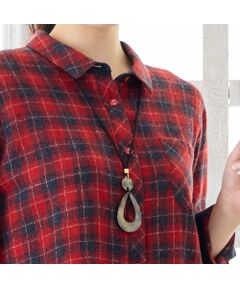 ■商品紹介■<br><font color='#0063B1'>◆上質感漂う水牛ネックレス◆<br></font><br>天然素材の水牛の角を使用したナチュラル感たっぷりのネックレス。<br>切り出した部分によって色合いが違うのが水牛アクセサリーの魅力のひとつです。<br><br>サークルモチーフの揺れ感が魅力的なデザイン。<br>ブラックのコードが全体を引き締め、カジュアル過ぎない上質な雰囲気が特徴です。<br>コードはスライドして長さを調節できるので、お好きな長さでお楽しみ頂けます。<br><br>大人のお洒落を演出する水牛ネックレスを是非お楽しみください。<br><br>【モデル身長175cm】<br><br><b>※こちらは一部店舗とオンラインショップの限定商品です</b><br><br><br>■コーディネート■<br>カジュアルな着こなしを格上げしてくれるネックレスです。<br>軽い付け心地でありながらも存在感があり、コーディネートのポイントになってくれる一本です。<br><br><br><br><br>■コンセプト■<br>様々なシーンに合わせてセレクトできるトータルコーディネートブランド。<br>アクティブなライフスタイルを楽しむＬサイズミセスに、エレガントかつ旬なスタイリングをご提案します。<br>＊撮影環境により光の当たり具合で色味が違って見える場合があります。<br>＊商品画像はサンプルのため、色味やサイズ、プリント位置、仕様などに変更がある場合があります。<br>＊取扱い表示をご確認の上、着用をお願いします。<BR>