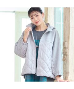 ■商品紹介■<br><b>【大きいサイズ】【3Lサイズあり】</b><br><font color='#0063B1'>◆大人のスポーティカジュアルに取り入れたい異素材使いのアウター◆</font><br><br>ウール調のジャージーと中綿キルトを組み合わせたジャケットです。<br>素材のコントラストがお洒落で、オーバーサイズ感が今っぽいデザイン。<br>袖ぐりにゆとりのあるリラックス感たっぷりのアウターです。<br><br>フードはファスナーで取り外しが可能。フードを取ればスッキリとしたスタンドカラーとしてお楽しみいただけます。<br>さっと羽織るだけで抜け感を演出できるニューアウターです。<br><br>【モデル身長175cm】<br><br><b>※3Lサイズは一部店舗とオンラインショップ限定です</b><br><br><b>※大きいサイズのFサイズ表記…</b><br>L～LLサイズのお客様におすすめです。<br>着用感には個人差がございますので、詳細はサイズ表記をご確認ください。<br><br><br>■コーディネート■<br>パンツとのカジュアルスタイルから、スカートやワンピースとの甘カジュアルな着こなしまで楽しめます。<br>リラックス感のあるシルエットなので、オーバーサイズのインナーとも合わせやすいのも魅力です。<br><br>■商品特性■<br>素材の厚さ：やや厚い<br>素材の透け感：透けない<br>素材の光沢：光沢がない<br>素材の伸縮性：ややある（タフタ部分はなし）<br>裏地仕様：裏なし<br>袖丈：長袖<br>柄位置：商品によって異なる可能性あり<br>前身にポケットあり<br>フード取り外しOK<br><br><br>■コンセプト■<br>様々なシーンに合わせてセレクトできるトータルコーディネートブランド。<br>アクティブなライフスタイルを楽しむＬサイズミセスに、エレガントかつ旬なスタイリングをご提案します。<br>＊撮影環境により光の当たり具合で色味が違って見える場合があります。<br>＊商品画像はサンプルのため、色味やサイズ、プリント位置、仕様などに変更がある場合があります。<br>＊取扱い表示をご確認の上、着用をお願いします。<BR>