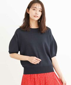 バックスタイルまで上品なきれいめニット<br><br> ■デザイン<br> コロンとした丸みのあるスリーブが女性らしい印象に。バックスタイルにはパール調釦を並べることで後ろ姿まで上品に。後ろにスリットが入っているので裾周りももたつかずにすっきりと着こなせます。<br><br> ■素材<br> きれいな表面感の微光沢を感じる素材のニット。お仕事にも合わせやすい上品な素材感です。<br><br> ■スタイリングポイント<br> 女性らしさたっぷりのニットは思いっきりレディライクに着こなしたい。スカートでもパンツでも程良い女性らしさをキープしてくれます。<br><br> --------------------<br> 洗濯表示：手洗い可<br> 透け感：なし（淡色はややあり）<br> 裏地：なし<br> 伸縮性：あり<br> 生地の厚さ：ふつう<br> --------------------<br><br> ※自然光・照明の関係、パソコン・スマートフォンなどの環境により、実際と色味が違って見える場合がございます。予めご了承ください。商品の色味は、詳細画像をご参照ください。<br> ※サンプルでの撮影となるため、実際にお届けする商品と仕様やサイズが異なる場合がございます。 <br><br>▼カラー番号表記<br> ブルー(55)、ネイビー(57)、モカ(84)、ホワイト(90)