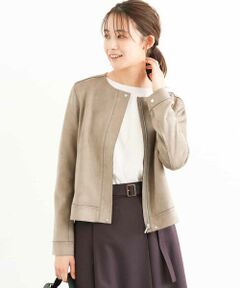 人気ブルゾンが今年も新色を加えてリピート！ <br><br> ■デザイン<br> コンパクトなサイズ感ながらも伸縮性の良さが着心地抜群のショート丈ブルゾン。きれいめカジュアルに合わせたい一枚です。秋春の季節の変わり目やコートまではいかない気温感にちょうどいいブルゾンは毎年人気の定番アウター。ファスナーの金属部分が見えないように、さらにきれいめでシンプルなデザインに仕上げました。ボトムを選ばないショートの着丈が着回しの良さも抜群。高級感のあるフラットなカットのメタル釦を使用し、より上品な雰囲気に。<br><br> ■素材<br> ふくらみとハリ感のあるフェイクスウェードのダンボール生地を使用。軽い素材感はカーディガン感覚でさらっと羽織りやすい。フェイクスウェードながらの色味のきれいさもポイント。裏なしの一枚仕立てになります。<br><br> ■スタイリングポイント<br> コンパクトなショート丈はスカート、ワンピースと相性抜群。きちんと感のあるブルゾンはオンオフ問わず活躍してくれるはず。<br><br> --------------------<br> 洗濯表示：手洗い可<br> 透け感：なし<br> 裏地：なし<br> 伸縮性：あり<br> --------------------<br><br> ■スタッフ着用コメント <br><br>＜スタッフ身長：157cm/着用サイズM(38)/普段の着用サイズM(38)＞<br> 驚くほどの伸縮性で、羽織っていてもストレスなく動きやすいのが魅力的なブルゾンです。フェイクスェードで生地表面のタッチも滑らかです。ジッパー仕様やメタルボタン、袖口や裾の切り替えなどカジュアル要素があるブルゾンですが、ノーカラーデザインで一気に女性らしさがアップして見えるので、キレイめのコーディネートにも羽織りやすいですよ。気軽に羽織りやすく、季節の変わり目にもオススメです。冬場はコートインにも活躍しそうですね。袖丈は少し長めですが、袖口のボタンを外して折り返しての着用も出来ます。扱いやすいポリエステル素材で、ご自宅で手洗い洗濯が出来るのも嬉しいですね。 <br><br>＜スタッフ身長：159cm/着用サイズM(38)/普段の着用サイズS(36)〜M(38)＞<br> しっかりとした素材感なのにとにかく軽くて羽織りやすいです。裏地のない一枚仕立てなので、季節の変わり目の羽織りにぴったり。コンパクトなサイズ感できれいめ派の方にオススメ。着丈が短めなのでトレンドのハイウエストボトムとも相性ピッタリです。 <br><br>＜スタッフ身長：162cm/着用サイズM(38)/普段の着用サイズS(36)〜M(38)＞<br> 着心地抜群のショート丈ブルゾンです！きれいめカジュアルにもオススメなアウターは1つは持っていたいアイテムです。ボトムを選ばないショートの着丈が着回しの良さも抜群。この厚さなら、真冬には上からコートを着ることもできます。程よいコンパクトさが嬉しいです。 <br><br> --------------------<br><br> ※自然光・照明の関係、パソコン・スマートフォンなどの環境により、実際と色味が違って見える場合がございます。予めご了承ください。商品の色味は、詳細画像をご参照ください。<br> ※サンプルでの撮影となるため、実際にお届けする商品と仕様やサイズが異なる場合がございます。 <br><br>▼カラー番号表記<br> ラベンダー(60)、ベージュ(82)、ブラウン(87)