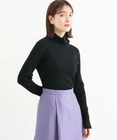 色違いでも揃えたい定番タートルネックニット<br><br> ■デザイン<br> ハイゲージのタートルネックリブニット。シンプルだからこその使い勝手の良さが嬉しい一枚です。<br><br> ■素材<br> きれいめな目面のハイゲージニットはやわらかな着心地の良さが特徴。<br><br> ■スタイリングポイント<br> タートルネックを重ね着して楽しむのがトレンドの今季。シャツやワンピース、カーディガンのインナーに入れるだけで今っぽさを感じるコーディネートが楽しめます。もちろんそのままボトムスを合わせてクラシカルにまとめるのも素敵です。<br><br> -------------------- <br> 洗濯表示：手洗い可<br> 透け感：なし（淡色はややあり）<br> 裏地：なし<br> 伸縮性：あり<br> 生地の厚さ：ふつう<br> --------------------<br><br> ※【ライトブルー】はWEB限定カラーになります。<br><br> ※自然光・照明の関係、パソコン・スマートフォンなどの環境により、実際と色味が違って見える場合がございます。予めご了承ください。商品の色味は、詳細画像をご参照ください。<br> ※サンプルでの撮影となるため、実際にお届けする商品と仕様やサイズが異なる場合がございます。 <br><br>▼カラー番号表記<br> ライトブルー(50)、ラベンダー(60)、ホワイト(90)、ブラック(94)