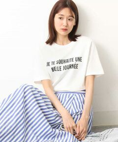 定番ロゴTシャツ<br><br> ■デザイン<br> シンプルながらも存在感もあるロゴTシャツ。定番のデザインは何枚持っていても欲しくなる一枚。シンプルなので買い足しにもおすすめです。<br><br> ■素材<br> 程よい肉感のコットン素材は透けすぎず、体のラインを拾いにくいのも魅力な生地感。<br><br> ■スタイリングポイント<br> 一枚あると便利なTシャツはやや前後差のある着丈でボトムにインしてもすっきりと決まります。ロゴ入りのデザインはジレやカーディガン、シャツ羽織りなどを羽織ってもポイントに。<br><br> --------------------<br> 洗濯表示：洗濯機洗い可<br> 透け感：なし<br> 裏地：なし<br> 伸縮性：あり<br> 生地の厚さ：ふつう<br> --------------------<br><br> ※自然光・照明の関係、パソコン・スマートフォンなどの環境により、実際と色味が違って見える場合がございます。予めご了承ください。商品の色味は、詳細画像をご参照ください。<br> ※サンプルでの撮影となるため、実際にお届けする商品と仕様やサイズが異なる場合がございます。 <br><br>▼カラー番号表記<br> ホワイト(90)、ブラック(94)