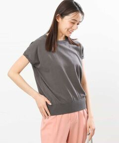 後ろ姿までポイント！きれいめニット<br><br> ■デザイン<br> Tシャツ感覚で着こなしやすいハイゲージのサマーニット。カットソーよりもきれいめに上品なコーデが完成します。後ろにはパール調釦を並べてアクセントに。後ろ姿まで抜かりのない一枚です。<br><br> ■素材<br> 綿混のさらっとしたドライタッチの肌触りが清涼感のあるハイゲージニット。<br><br> ■スタイリングポイント<br> 裾がリブ仕様になっているので、ボトムにインせずにぴたっと留まり、そのままですっきりとした印象に。きれいめな半袖ニットはお仕事シーンにも重宝しそう。<br><br> --------------------<br> 洗濯表示：手洗い可<br> 透け感：なし<br> 裏地：なし<br> 伸縮性：あり<br> 生地の厚さ：やや薄手<br> --------------------<br><br> ■スタッフ着用コメント <br><br>＜スタッフ身長：151cm/着用サイズM(38)/普段の着用サイズS(36)〜M(38) ＞<br> 後ろにはパール調釦を並べてアクセントに！綿混のさらっとしたドライタッチの肌触りが清涼感のあるハイゲージニット。裾がリブ仕様になっているのでボトムにインせずそのままですっきりとした印象に。きれいめな半袖ニットはお仕事シーンにも活躍してくれます！ <br><br>＜スタッフ身長：153cm/着用サイズM(38)/普段の着用サイズM(38)＞<br> さらっとした軽い素材の目が詰まったニットです。サイズ感はジャスト。首元が開きすぎず、小柄な方も着やすいです。コンパクトなデザインでボトムを選びません。ジャケットのインナーに着るのもおしゃれな着こなしに。きれいめからデニム合わせのカジュアルな着こなしまで幅広く活躍します。後ろのパールボタンがかわいい！ <br><br>＜スタッフ身長：157cm/着用サイズM(38)/普段の着用サイズS(36)〜M(38) ＞<br> 後ろ姿もおしゃれに決まる、さらりと着られるハイケージニットです。コロンとかわいいシルエットとバックデザインで、着るだけで映える一枚。薄手ですが肉感を拾わず、透け感も少なく安心でした。首元と脇の下が開きすぎず、きちんと感もあるのでお仕事にもおすすめです。 <br><br> --------------------<br><br> ※自然光・照明の関係、パソコン・スマートフォンなどの環境により、実際と色味が違って見える場合がございます。予めご了承ください。商品の色味は、詳細画像をご参照ください。<br> ※サンプルでの撮影となるため、実際にお届けする商品と仕様やサイズが異なる場合がございます。 <br><br>▼カラー番号表記<br> グリーン(35)、モカ(84)、ホワイト(90)、チャコールブラウン(93)