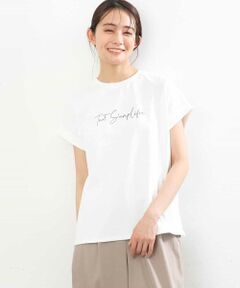 何枚でも欲しくなるシンプルロゴTシャツ<br><br> ■デザイン<br> フレンチスリーブのボクシーシルエットのロゴTシャツ。袖口を折り返しデザインにすることで、二の腕の境目に空間ができ、気になる部分をさりげなくカバーもある可愛いポイントです。<br><br> ■素材<br> 程よい肉感のコットン素材は透けにくく、体のラインを拾いにくいのも魅力な生地感。<br><br> ■スタイリングポイント<br> 大人カジュアルな気分にぴったりなロゴTは春夏秋とマストなアイテム。一枚で着ても、ベストやシャツ羽織りを合わせても、シンプルだからこそ使い勝手の良い一枚です。<br><br> --------------------<br> 洗濯表示：洗濯機洗い可<br> 透け感：なし<br> 裏地：なし<br> 伸縮性：あり<br> 生地の厚さ：ふつう<br> --------------------<br><br> ※自然光・照明の関係、パソコン・スマートフォンなどの環境により、実際と色味が違って見える場合がございます。予めご了承ください。商品の色味は、詳細画像をご参照ください。<br> ※サンプルでの撮影となるため、実際にお届けする商品と仕様やサイズが異なる場合がございます。 <br><br>▼カラー番号表記<br> ホワイト(90)、ブラック(94)