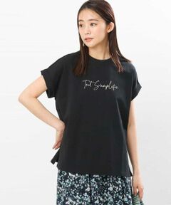 何枚でも欲しくなるシンプルロゴTシャツ<br><br> ■デザイン<br> フレンチスリーブのボクシーシルエットのロゴTシャツ。袖口を折り返しデザインにすることで、二の腕の境目に空間ができ、気になる部分をさりげなくカバーもある可愛いポイントです。<br><br> ■素材<br> 程よい肉感のコットン素材は透けにくく、体のラインを拾いにくいのも魅力な生地感。<br><br> ■スタイリングポイント<br> 大人カジュアルな気分にぴったりなロゴTは春夏秋とマストなアイテム。一枚で着ても、ベストやシャツ羽織りを合わせても、シンプルだからこそ使い勝手の良い一枚です。<br><br> --------------------<br> 洗濯表示：洗濯機洗い可<br> 透け感：なし<br> 裏地：なし<br> 伸縮性：あり<br> 生地の厚さ：ふつう<br> --------------------<br><br> ※自然光・照明の関係、パソコン・スマートフォンなどの環境により、実際と色味が違って見える場合がございます。予めご了承ください。商品の色味は、詳細画像をご参照ください。<br> ※サンプルでの撮影となるため、実際にお届けする商品と仕様やサイズが異なる場合がございます。 <br><br>▼カラー番号表記<br> ホワイト(90)、ブラック(94)