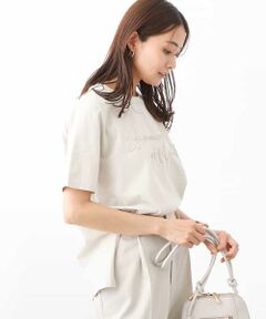 ポコポコとした発泡プリントが特徴の<br> 大人のワントーンロゴTシャツ<br><br> ■デザイン<br> 同色の凹凸感のある発泡プリントがポイントのロゴTシャツ。同色にすることで主張しすぎていないおしゃれな印象に。体のラインを拾いにくい程よいリラックス感のあるサイジングが使い勝手の良い一枚です。長めの半袖は気になる二の腕もカバーしてくれます。<br><br> ■素材<br> 40/2の糸を使用したジャージー生地で透けにくく、肌感も拾いにくい素材です。<br><br> ■コーディネート<br> シンプルなTシャツや使い勝手の良さ抜群。程よいサイズ感は、ブルゾンやシャツ、カーディガン、ジレなどを羽織ってもちょうどよく、一枚でも様になります。ロゴも同色で主張しすぎないので、大人カジュアルなコーデに馴染むアイテムです。<br><br> --------------------<br> 洗濯表示：洗濯機洗い可<br> 透け感：なし<br> 裏地：なし<br> 伸縮性：あり<br> 生地の厚さ：ふつう<br> -------------------- <br><br> ※自然光・照明の関係、パソコン・スマートフォンなどの環境により、実際と色味が違って見える場合がございます。予めご了承ください。商品の色味は、詳細画像をご参照ください。<br> ※サンプルでの撮影となるため、実際にお届けする商品と仕様やサイズが異なる場合がございます。 <br><br>▼カラー番号表記<br> ベージュ(82)、ホワイト(90)