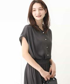 そのままでも羽織っても良しな<br> 着回し力抜群なきれい見えシャツブラウス<br><br> ■デザイン<br> トレンドのショート丈ブラウス。ゆったりとしたサイズ感ながら、比翼仕立てですっきりときれいめに仕上げました。一番上のメタル釦がポイントに。<br><br> ■素材<br> コットンのような肌離れの良い風合いと見た目が涼しげな印象に。あくまでもコットンライクな素材になるので、しわになりにくいイージーケアな点も高ポイント。<br><br> ■コーディネート<br> そのままプルオーバーとしても、釦をすべて開けてシャツ羽織りとしても使い勝手の良いブラウスは着回し力◎。肘がしっかり隠れる七分の袖丈は合わせるインナーも半袖〜キャミソールまで選びません。同素材のワンピースもご用意しており、シャツ羽織り×ワンピースのセットでも着こなしを楽しめます。<br><br> --------------------<br> 洗濯表示：洗濯機洗い可<br> 透け感：なし（淡色はややあり）<br> 裏地：なし<br> 伸縮性：なし<br> 生地の厚さ：ふつう<br> -------------------- <br><br> ■スタッフ着用コメント <br><br>＜スタッフ身長：157cm/着用サイズM(38)/普段の着用サイズS(36)〜M(38) ＞<br> 接触冷感素材でさらりと涼しげ、ゆったり着られるMK定番のサテンブラウス。肩周りと背中には繊細なギャザーデザインがあり、動くたびに揺れるきれいなドレープが素敵でした。サイズ感はゆったりめで、身体が泳ぐくらいのゆとりあり。着丈は157センチでヒップが隠れるくらいになりました。しわにもなりにくく、ご旅行などにも便利な一枚です。 <br><br>＜スタッフ身長：162cm/着用サイズM(38)/普段の着用サイズS(36)〜M(38)＞<br> ゆったりしたサイズ感の定番のサテンブラウスです。スキッパーデザインが顔まわりをすっきりと見せてくれます。接触冷感機能付きなので、これからの季節におすすめです。 <br><br>＜スタッフ身長：159cm/着用サイズM(38)/普段の着用サイズS(36)〜M(38)＞<br> さらっと軽い肌当たりにリラックス感のあるシルエットで楽チンな着心地。接触冷感機能付きで肌に触れるとひんやり冷たく快適に涼しさを感じ、汗をかいても張り付かないのでこれからの汗ばむ季節にもオススメ。汗をかいても洗濯してもすぐ乾くので、使い勝手のよいブラウスです。スキッパーデザインは顔まわり〜上半身をすっきりと見せてくれ、フレンチスリーブは気になる二の腕の一番太い部分をカバー。前開きのデザインで着脱がしやすく、着丈が長めなので細身のパンツにも着合わせやすい。薄手なのでスカートにインしてももたつかず、合わせるボトムを選びません。小ぶりなメタルボタンがさりげなくポイントになり、きれいめな印象に。 <br><br>--------------------<br><br> ※自然光・照明の関係、パソコン・スマートフォンなどの環境により、実際と色味が違って見える場合がございます。予めご了承ください。商品の色味は、詳細画像をご参照ください。<br> ※サンプルでの撮影となるため、実際にお届けする商品と仕様やサイズが異なる場合がございます。 <br><br>▼カラー番号表記<br> ミント(30)、グリーン(35)、ダークグレー(93)