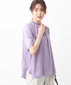 首元のフリルが華やかな<br> 上品きれい見え五分袖ブラウス<br><br> ■デザイン<br> 首元の控えめなフリルが甘すぎない大人な印象のブラウス。フリルが顔周りの印象を華やかに見せてくれる着るだけで着映えする一枚です。袖は長めの半袖なので一枚でも安心して着こなせるのも嬉しい。<br><br> ■素材<br> きれいな落ち感とさらりとした素材感にカジュアルすぎないきちんと見えのサテン素材を使用。軽さのある素材感は3シーズン長く着回し可能。接触冷感機能付き素材です。<br><br> ■コーディネート<br> サテン地で上品見えのブラウスはお仕事シーンにもマッチします。合わせるボトムを選ばないのも嬉しい。同素材のパンツと合わせてセットアップでワンピース風の着こなしも素敵に決まります。<br><br> --------------------<br> 洗濯表示：手洗い可<br> 透け感：なし（淡色はややあり）<br> 裏地：なし<br> 伸縮性：なし<br> 生地の厚さ：やや薄手<br> --------------------<br><br> ■スタッフ着用コメント <br><br>＜スタッフ身長：159cm/着用サイズM(38)/普段の着用サイズS(36)〜M(38)＞<br> さらっと軽い肌当たりにリラックス感のあるシルエットで楽チンな着心地。接触冷感機能付きで肌に触れるとひんやり冷たく快適に涼しさを感じ、汗をかいても張り付かないのでこれからの汗ばむ季節にもオススメ。汗をかいても洗濯してもすぐ乾くので、使い勝手のよいブラウスです。フリルネックが華やかで上品見え!!首元のフリルが高すぎないのでさりげなく女性らしさを演出できます。五分袖デザインは気になる二の腕をカバーしながらきれいに着こなせ、一枚でもインナーに着ても映えるデザインが◎。私の身長でおしりがすっぽり隠れる長めの着丈なので細身のパンツにも着合わせやすく、薄手なのスカート等にインしてももたつかず、合わせるボトムを選びません。 <br><br>＜スタッフ身長：157cm/着用サイズM(38)/普段の着用サイズS(36)〜M(38) ＞<br> さらりと涼しげに着られる、きれいめサテンブラウス。首元の小さめフリルとギャザーデザインで、一枚でもほどよく華やか見えします。サイズ感はゆったりめでアームも窮屈感なく、ふんわり風通しよく着られました。お袖丈は、やや長めの半袖丈。すっきりとしたラインでカーディガンやジャケットインにももたつかず、オンオフ兼用でおすすめです。 <br><br>＜スタッフ身長：157cm/着用サイズM(38)/普段の着用サイズS(36)〜M(38)＞<br> 二の腕もカバーしてくれる5分袖で安心感があります。カーディガンやジャケットのインナーとしてもおすすめです。首元の控えめなフリルがさりげなくアクセントとなっております。 <br><br>--------------------<br><br> ※自然光・照明の関係、パソコン・スマートフォンなどの環境により、実際と色味が違って見える場合がございます。予めご了承ください。商品の色味は、詳細画像をご参照ください。<br> ※サンプルでの撮影となるため、実際にお届けする商品と仕様やサイズが異なる場合がございます。 <br><br>▼カラー番号表記<br> パープル(63)、ホワイト(90)、スカイグレー(91)、ダークグレー(93)