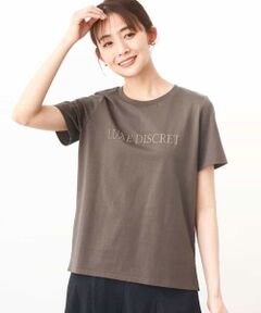 シンプルだからこその<br> 着回し力の高さが魅力のロゴTシャツ<br><br> ■デザイン<br> シンプルでコンパクトながらピタピタしすぎないサイズ感にこだわったTシャツは着回し力の高さが魅力。発泡プリント技法でプクっと膨らんだロゴデザインは、同色系で主張しすぎないのも大人っぽい。<br><br> ■素材<br> 程よい肉感のコットン素材は透けにくく、体のラインを拾いにくいのも魅力な生地感。接触冷感機能付き。<br><br> ■コーディネート<br> セットインのシンプルなTシャツは、カーディガンやジレ、キャミワンピなどのインナーとしても使い勝手の良さ◎定番のホワイトと、優しげでニュアンス感たっぷりのブラウンの二色展開はどちらも重宝してくれそう。<br><br> --------------------<br> 洗濯表示：洗濯機洗い可<br> 透け感：なし（淡色はややあり）<br> 裏地：なし<br> 伸縮性：あり<br> 生地の厚さ：やや薄手<br>  --------------------<br><br> ※自然光・照明の関係、パソコン・スマートフォンなどの環境により、実際と色味が違って見える場合がございます。予めご了承ください。商品の色味は、詳細画像をご参照ください。<br> ※サンプルでの撮影となるため、実際にお届けする商品と仕様やサイズが異なる場合がございます。 <br><br>▼カラー番号表記<br> ブラウン(87)、ホワイト(90)