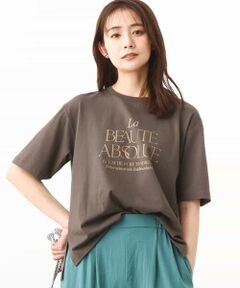 ニュアンスカラーのロゴの色も新鮮な<br> 大人カジュアルに着たいTシャツ<br><br> ■デザイン<br> 二の腕を隠すやや長めの袖丈がカジュアルな気分にぴったりのロゴTシャツ。ゆったりしているのにきれいめに着られる絶妙なサイズ感にこだわりました。<br><br> ■素材<br> 程よい肉感のコットン素材は透けにくく、体のラインを拾いにくいのも魅力な生地感。接触冷感機能付き。<br><br> ■コーディネート<br> ゆとりがありつつもきれいめな印象は使い勝手の良さ◎裾にスリットが入っているので、前だけボトムインも決まります。ニュアンスカラーのロゴは馴染みも良く、大人カジュアルスタイルに最適。<br><br> --------------------<br> 洗濯表示：洗濯機洗い可<br> 透け感：なし（淡色はややあり）<br> 裏地：なし<br> 伸縮性：あり<br> 生地の厚さ：やや薄手<br>  --------------------<br><br> ※自然光・照明の関係、パソコン・スマートフォンなどの環境により、実際と色味が違って見える場合がございます。予めご了承ください。商品の色味は、詳細画像をご参照ください。<br> ※サンプルでの撮影となるため、実際にお届けする商品と仕様やサイズが異なる場合がございます。 <br><br>▼カラー番号表記<br> ブラウン(87)、ホワイト(90)